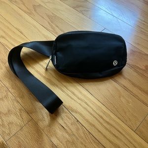 Black lululemon belt bag